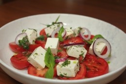 Салат с томатами,  чимичурри и домашней брынзой