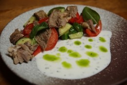 Овощной салат с запеченным мясом ягненка и йогуртовым соусом
